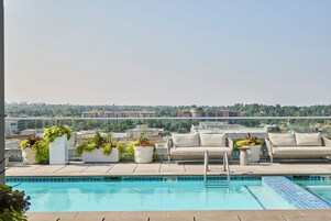 Una piscina al aire libre, camas de piscina con cargo