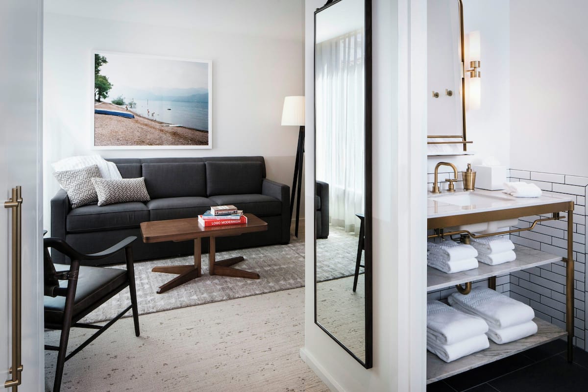 Chambre Junior | Literie de qualité, lit avec matelas à plateau-coussin, coffre-fort