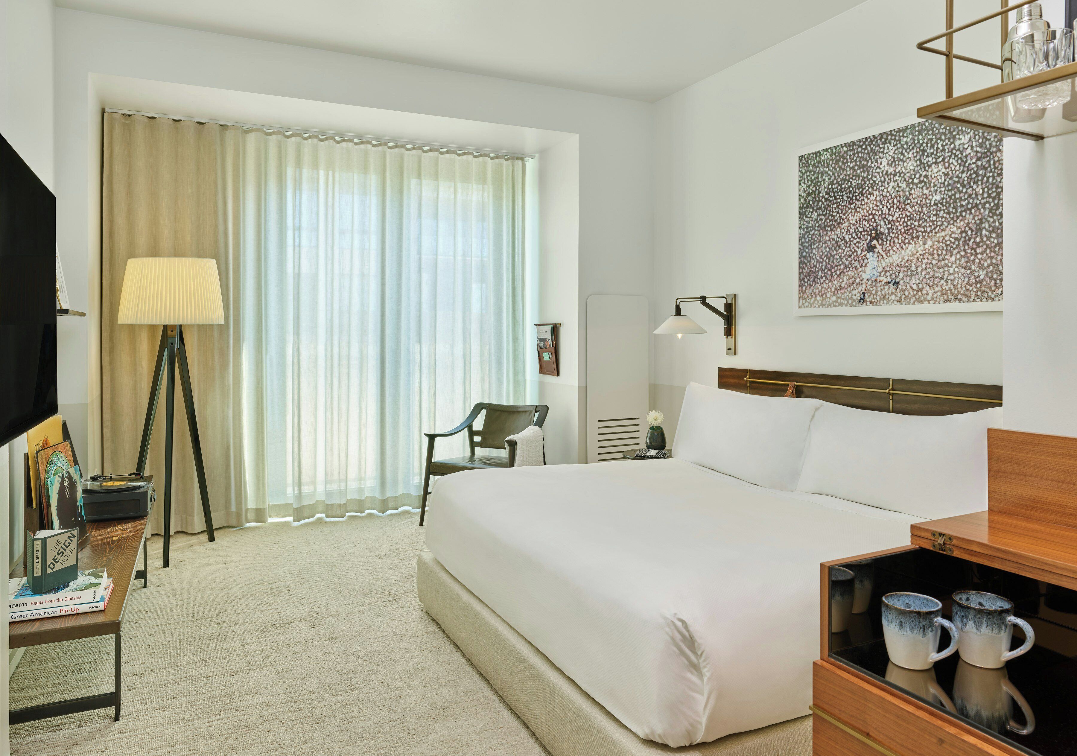 أغطية فراش متميزة وأسرّة بطبقة علوية مريحة وخزنة داخل الغرفة