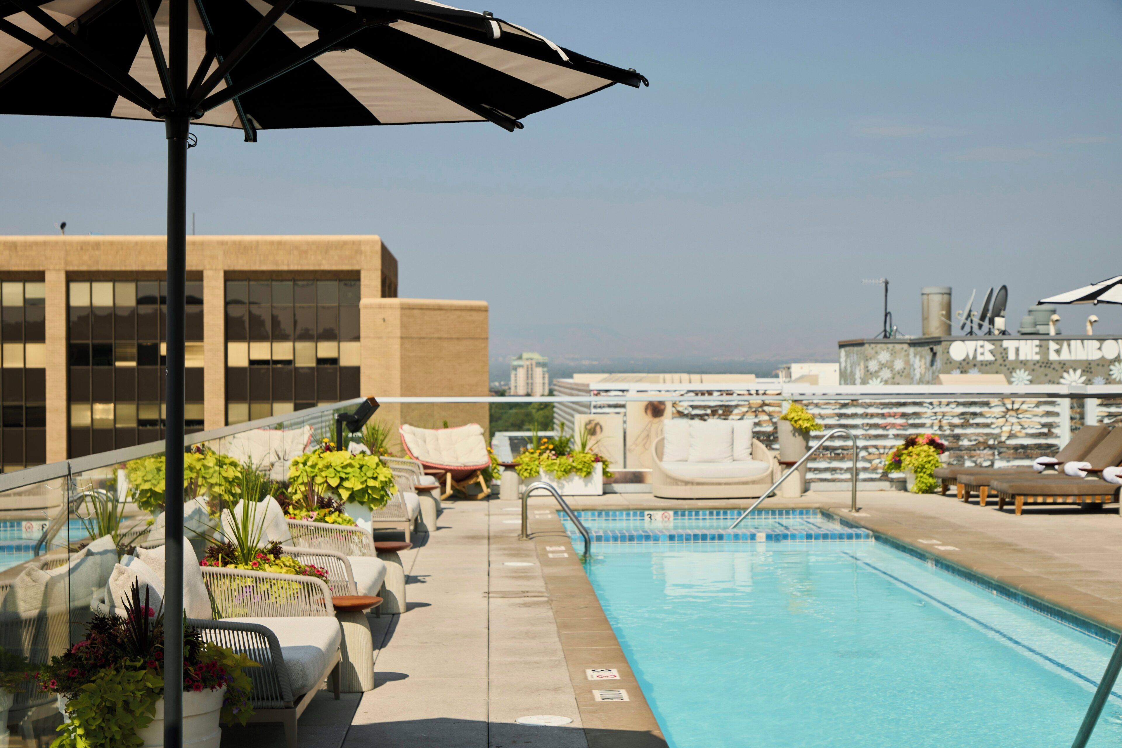 Piscina a l'aire lliure, cabanes (de pagament) i gandules 