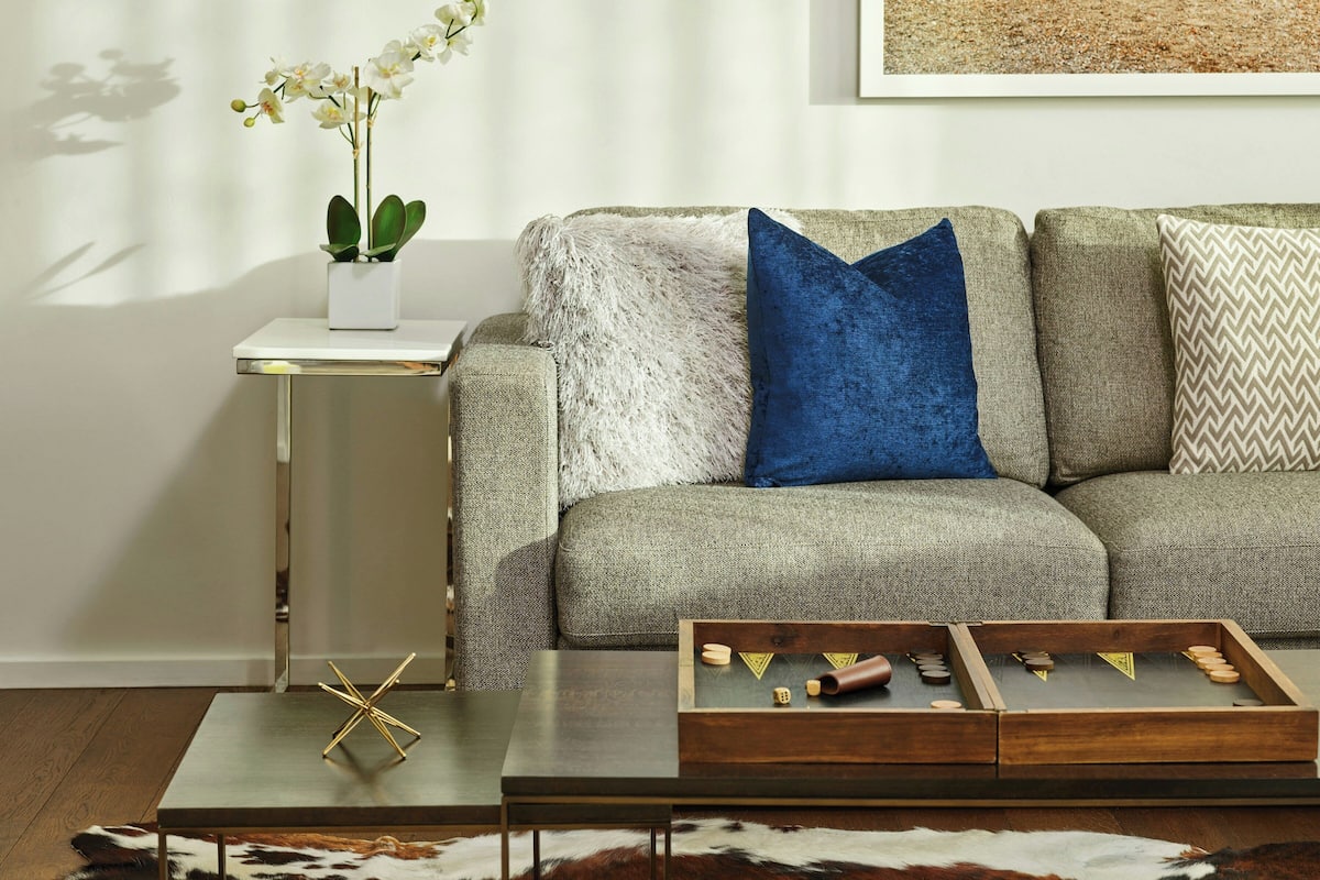 أغطية فراش متميزة وأسرّة بطبقة علوية مريحة وخزنة داخل الغرفة