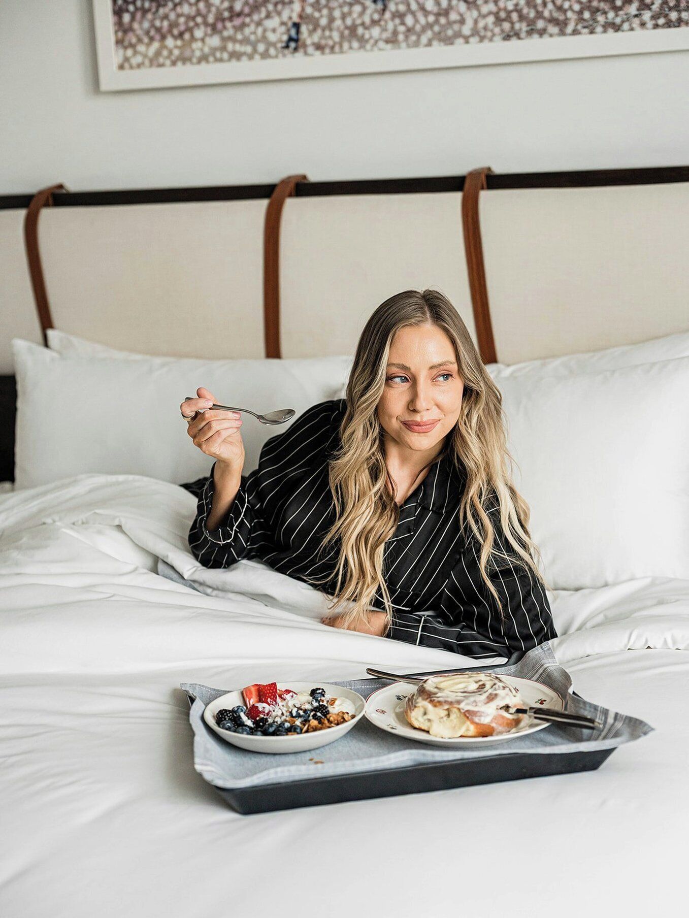 Premium-sengetøj, senge med topmadrasser, pengeskab på værelset