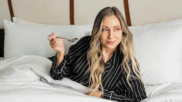 Premium-sengetøj, senge med topmadrasser, pengeskab på værelset