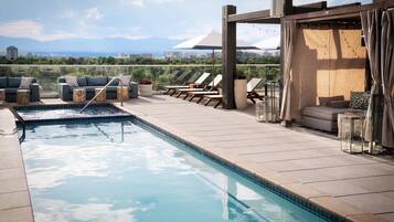 Una piscina al aire libre, camas de piscina con cargo