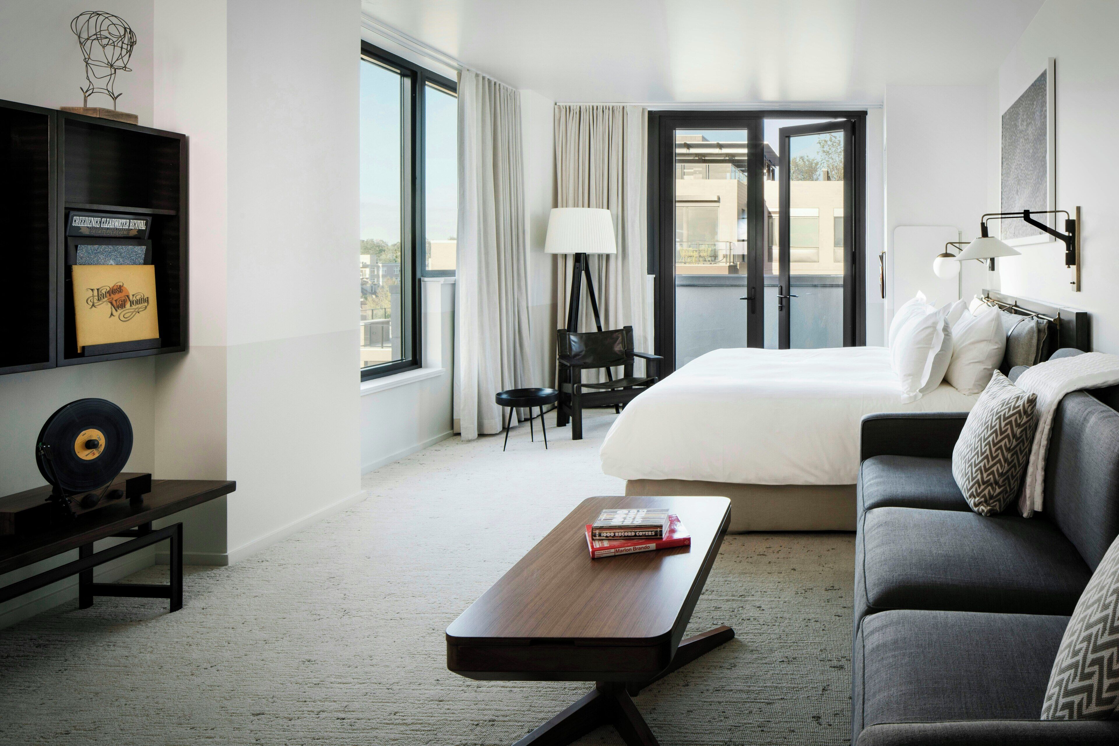 Room, 1 King Bed, Corner | Premium bedding, pillowtop beds, in-room safe, individually decorated