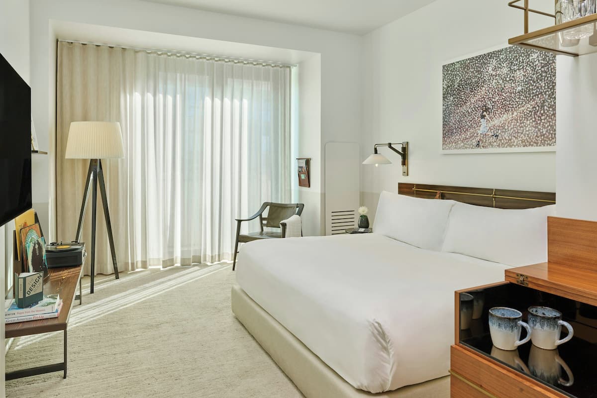 أغطية فراش متميزة وأسرّة بطبقة علوية مريحة وخزنة داخل الغرفة