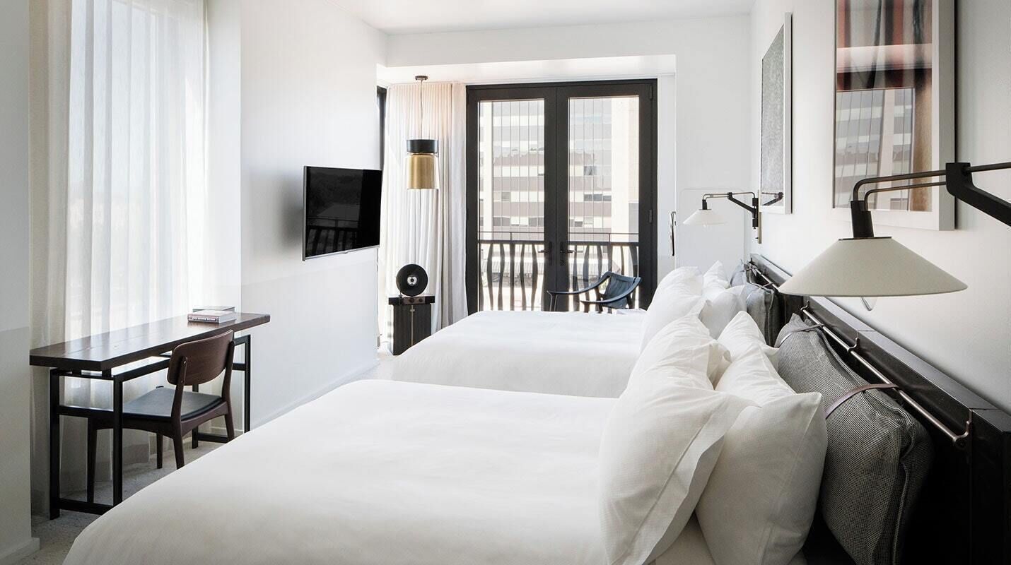 Habitación, 2 camas de matrimonio, en esquina | Ropa de cama de alta calidad y colchones con acolchado adicional