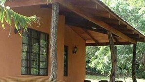 Un bâtiment d’un seul étage, doté d’un porche en bois et d’une grande fenêtre.