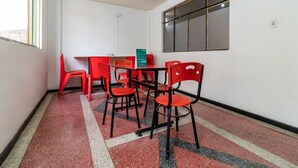 A room with a tiled floor, a table with chairs, and a window. - Hotel Casa Victoria Av 30 (Bogotá)