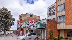 A hotel with a green awning, a sign for Avisos, and a visible entrance. - Hotel Casa Victoria Av 30 (Bogotá)