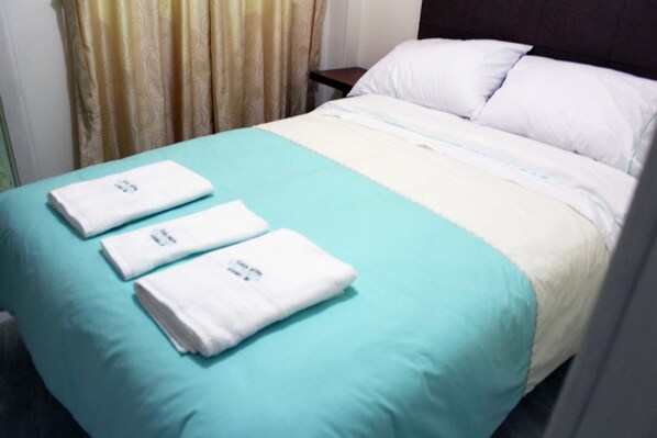 Double Room | Desk, laptop workspace, free WiFi, bed sheets - Hotel Casa Victoria Av 30 (Bogotá)