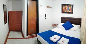 Double Room | Desk, laptop workspace, free WiFi, bed sheets - Hotel Casa Victoria Av 30 (Bogotá)