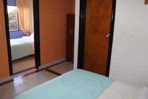 Desk, laptop workspace, free WiFi, bed sheets - Hotel Casa Victoria Av 30 (Bogotá)
