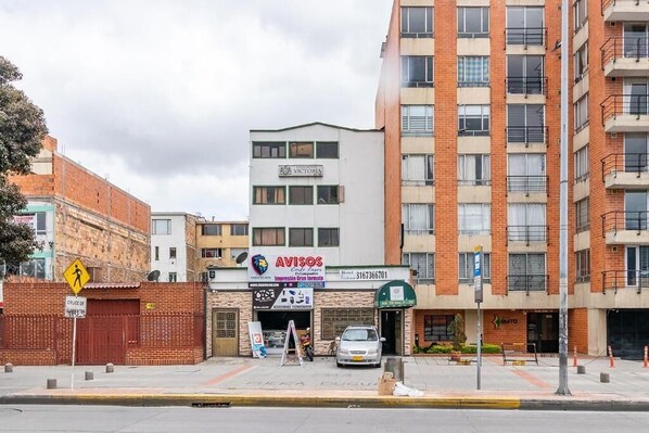 Front of property - Hotel Casa Victoria Av 30 (Bogotá)