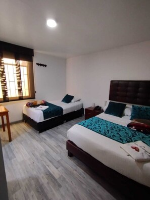 Classic Room | Premium bedding, individually decorated, free WiFi, bed sheets - Hotel Comic City (Bogotá)