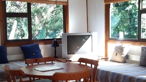 In-room dining - Treehouse Cottage (The Crags)