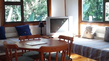 Treehouse Cottage | In-room dining