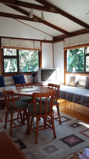 Treehouse Cottage | In-room dining