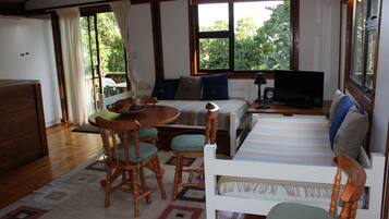 Treehouse Cottage | Living area | Flat-screen TV