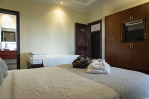 Dobbeltrom – standard, 1 queensize-seng, tilgjengelighetstilpasset | Safe på rommet, individuelt dekorert, individuelt innredet og skrivebord