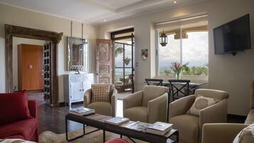 Superior Suite, 1 Queen Bed, Accessible, Garden View | In-room business centre