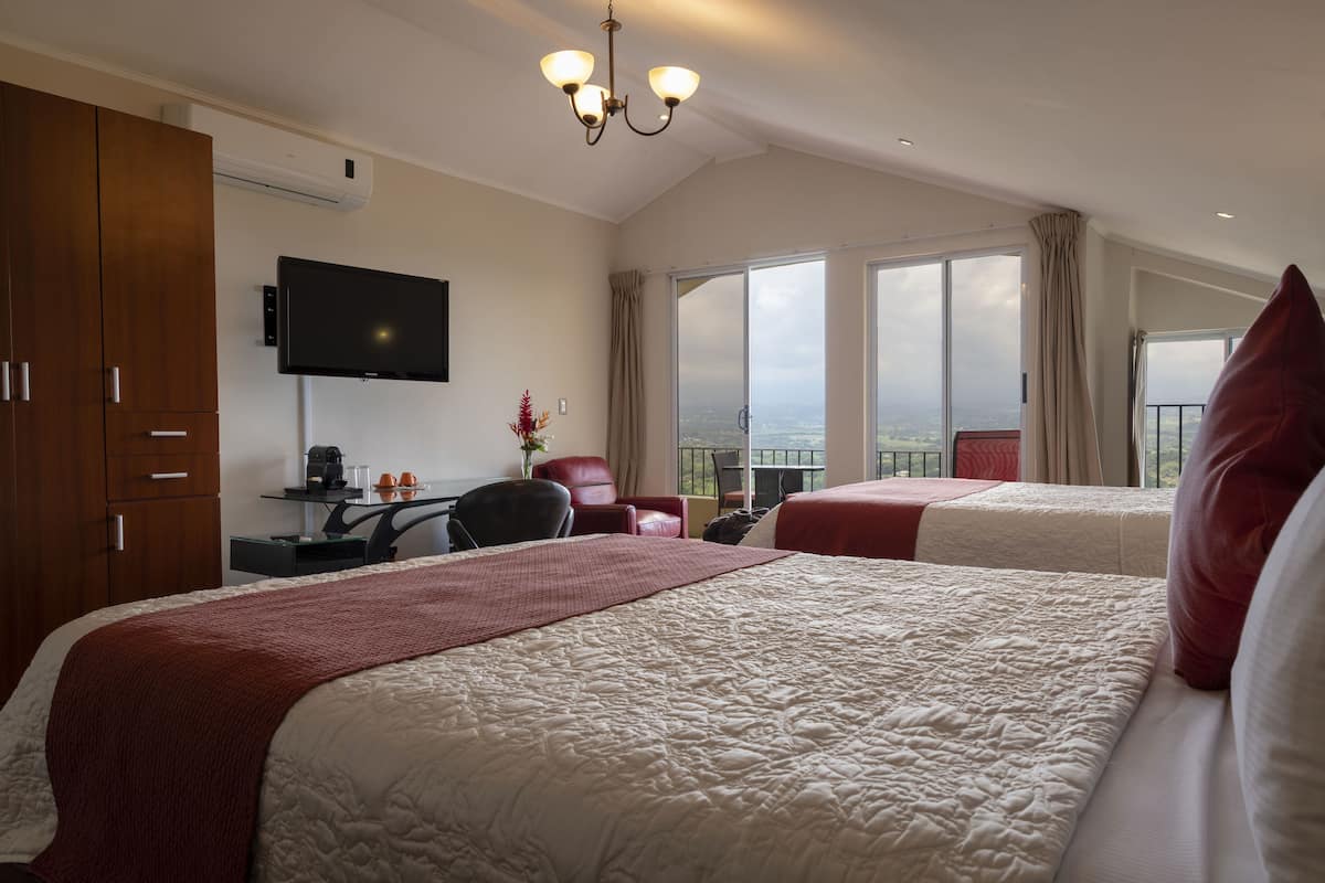 Chambre Quadruple Luxe, 2 grands lits, vue montagne