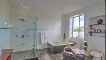 Superior Suite, 1 Katil Ratu (Queen), Accessible, Garden View | Bilik Mandi | Pancuran mandi, hulu semburan mandi hujan
