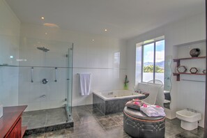 Superior Suite, 1 Queen Bed, Accessible, Garden View | Bathroom | Shower, rainfall showerhead, free toiletries, hair dryer - Hotel Boutique Villa Toscana (Atenas)