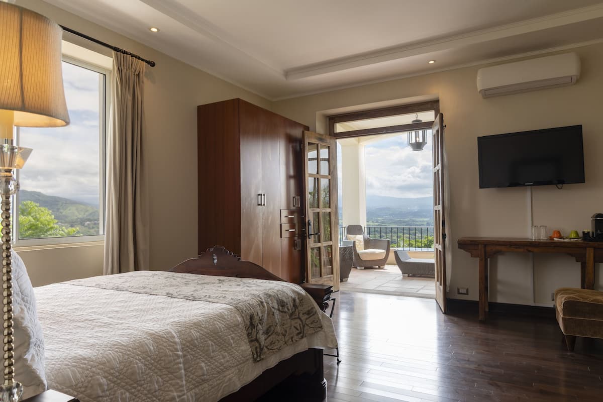 Suite superior, 1 cama de matrimonio, accesible para personas con discapacidad, vistas al jardín | Caja fuerte, escritorio, cortinas opacas y wifi gratis