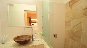 Een douche, gratis toiletartikelen, een haardroger, handdoeken