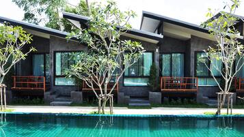 Blackout curtains, free WiFi