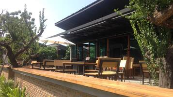 Breakfast, lunch, dinner served; Thai cuisine