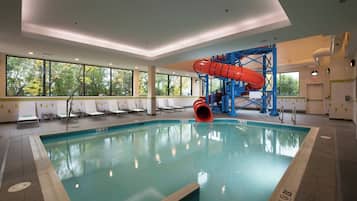 Una piscina cubierta