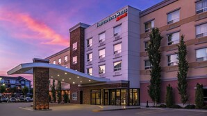 A Fairfield Inn & Suites Marriott hotel with a modern facade, a covered entrance, and a parking lot. - Fairfield Inn & Suites by Marriott Edmonton North (Edmonton)