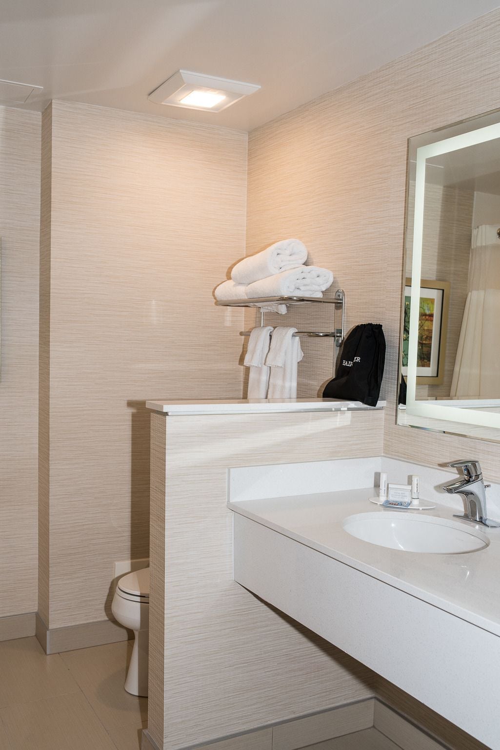 room, 1 king bed | bathroom | combined shower/bathtub, free toiletries, hair dryer, towels