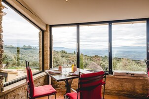 供应午餐和晚餐，法国菜