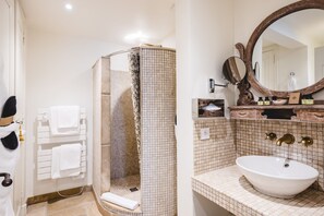 Deluxe Room, Balcony | Bathroom | Free toiletries, hair dryer, bathrobes, slippers - Le Palais D'Aglaé (Gordes)