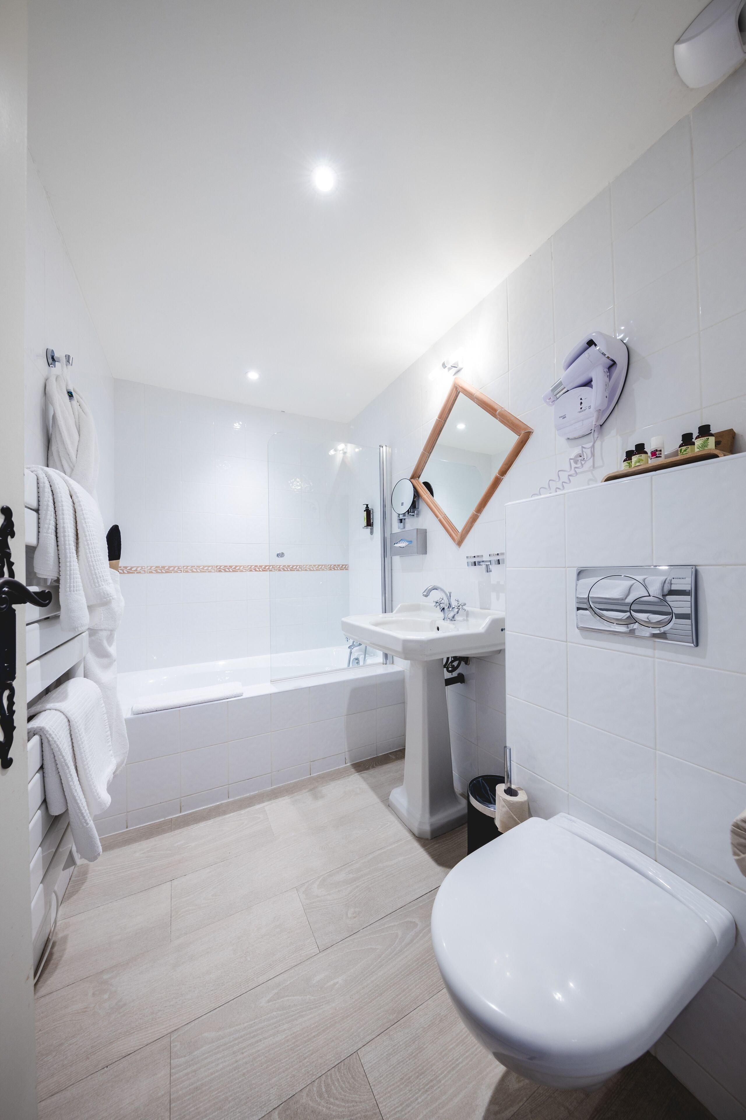 Et moderne badeværelse med badekar, vask og toilet.