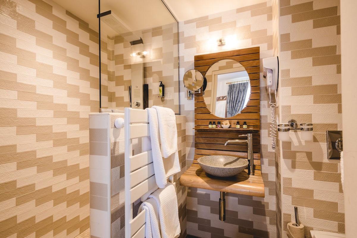 classic room | bathroom | free toiletries, hair dryer, bathrobes, slippers