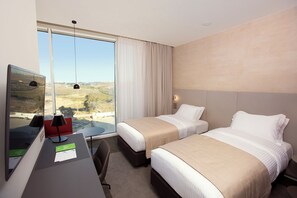 Minibar, Zimmersafe, individuell dekoriert, individuell eingerichtet