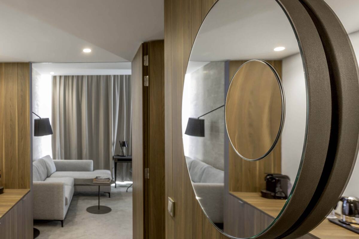 Minibar, coffres-forts dans les chambres, bureau