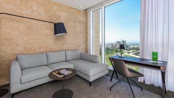 Minibar, coffres-forts dans les chambres, bureau