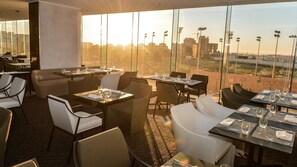 Tägliches Frühstücksbuffet gegen Gebühr