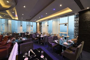2 restaurants; lunch, dinner, and brunch served - Orange Suites Hotel (Manama)