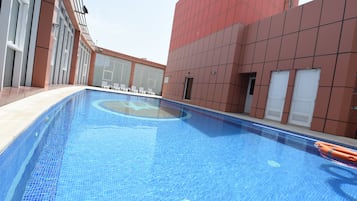 Una piscina al aire libre