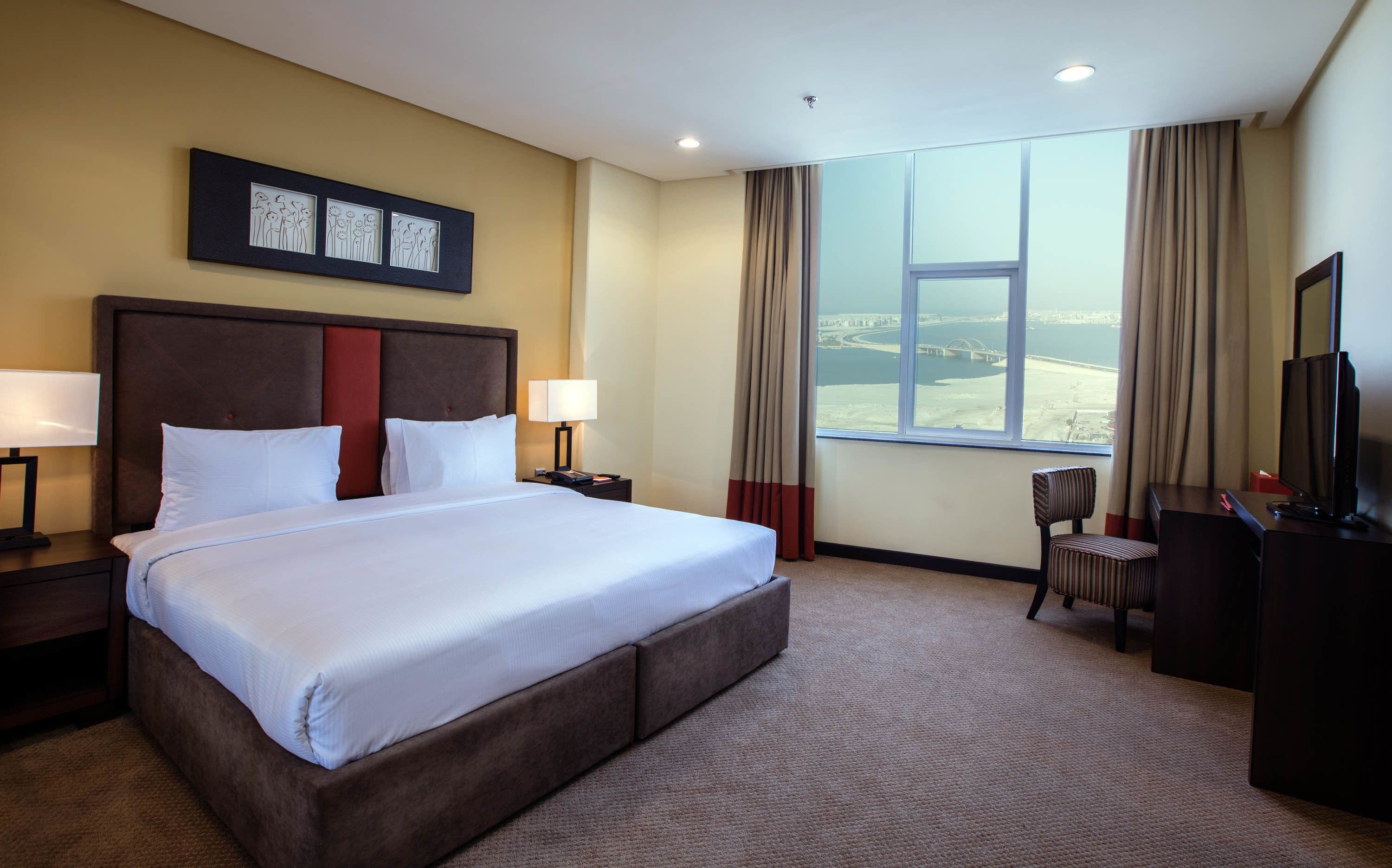 Deluxe Suite, 1 Bedroom | Minibar, in-room safe, desk, soundproofing