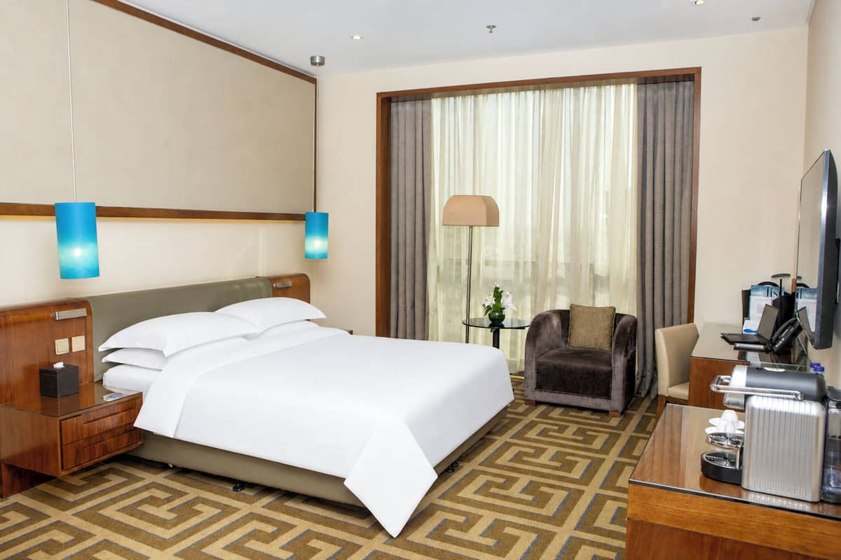 City View Room-King Bed | Minibar, in-room safe, desk, laptop workspace