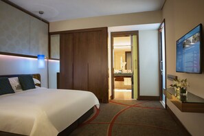 Minibar, in-room safe, desk, laptop workspace - Rosh Olaya Hotel (Riyadh)