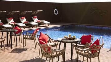 Udendørs pool, åben fra kl. 08.00 til kl. 19.00, parasoller, liggestole