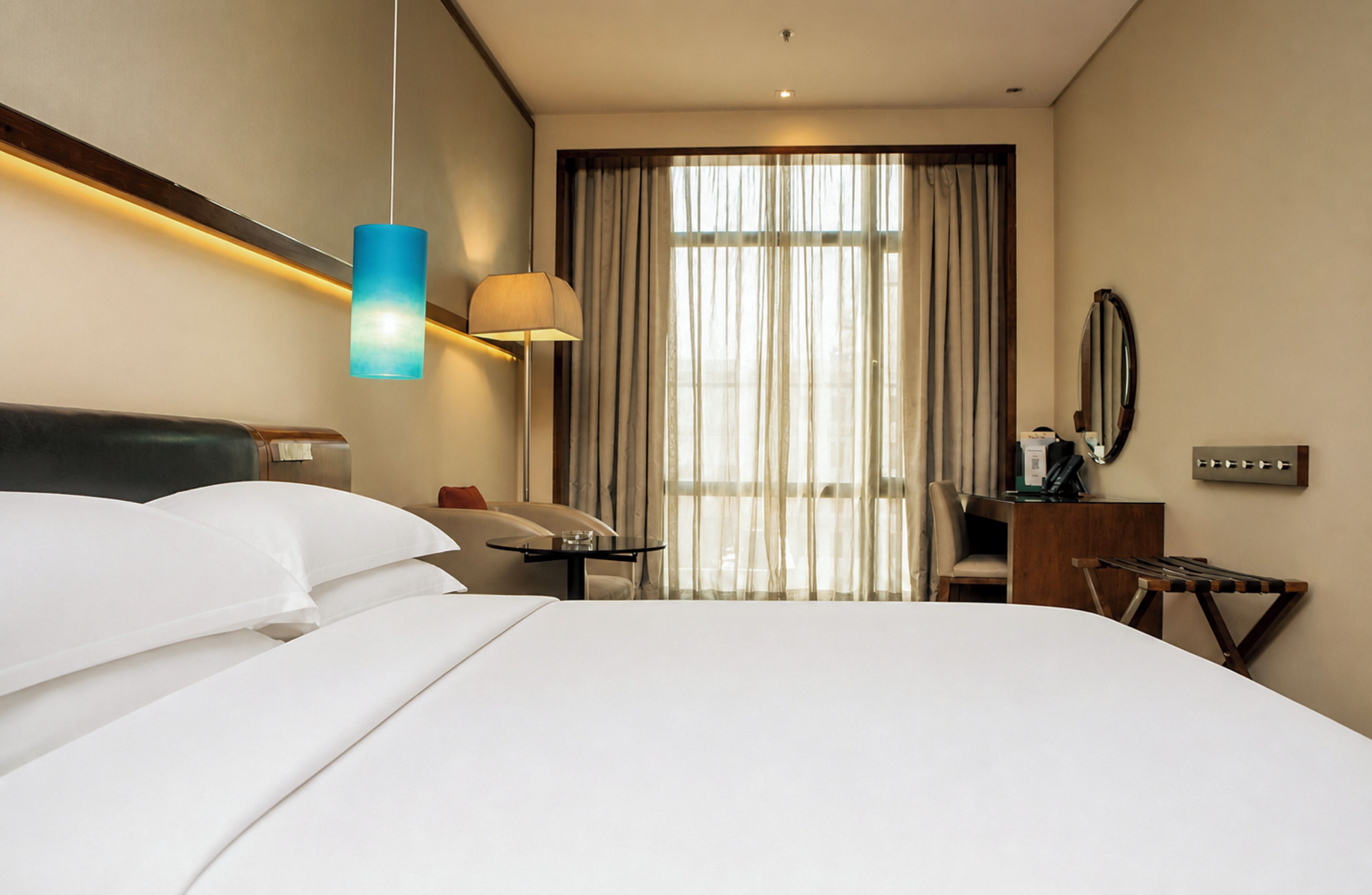 Classic Room, 1 King Bed | Minibar, in-room safe, desk, laptop workspace
